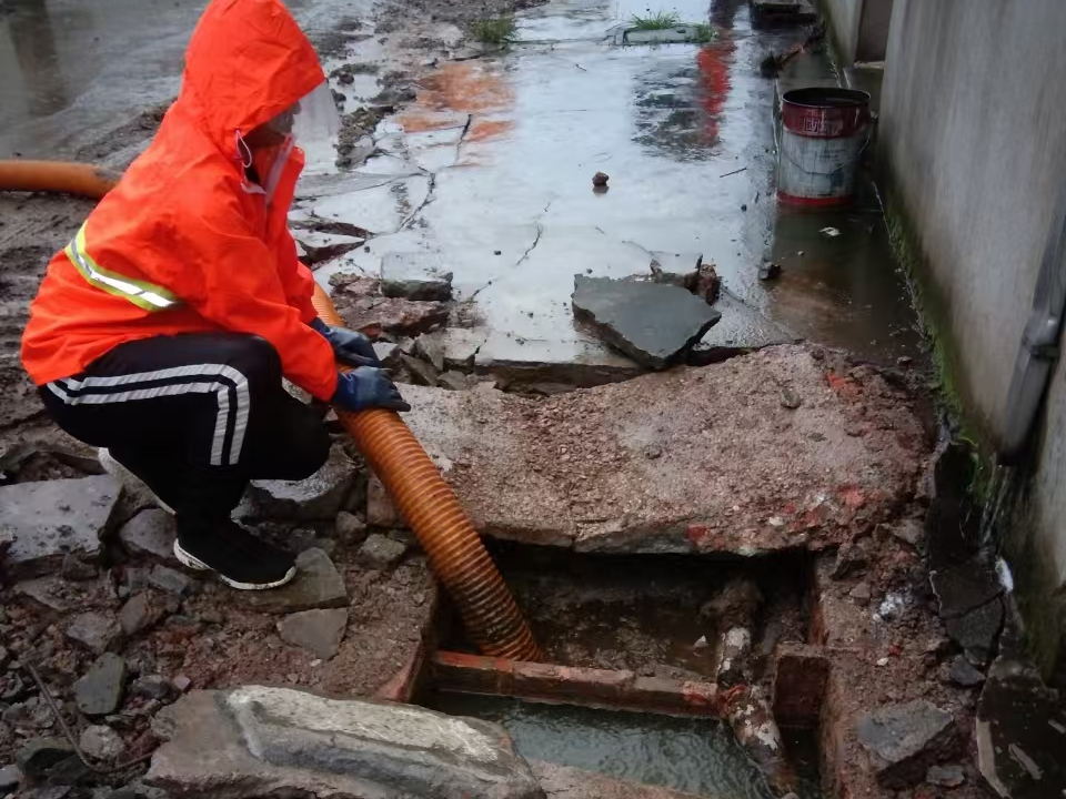 南昌專業(yè)清理污水池 煒譽市政以規(guī)范流程守護(hù)城市 “腸道”